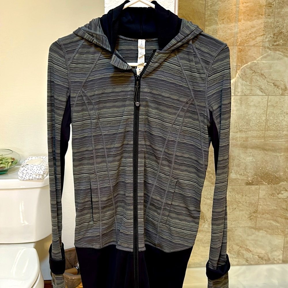 Lululemon women’s size 6 zip up hooded jacket